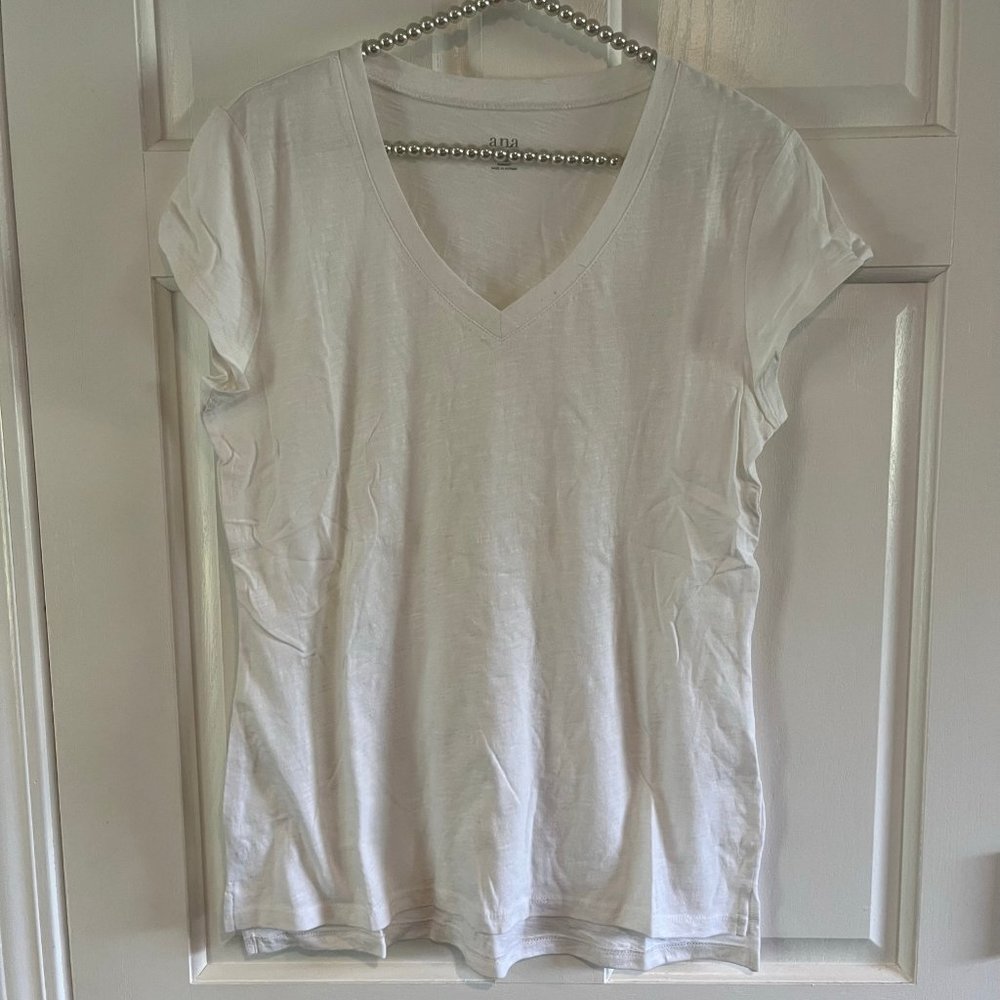 a.n.a Ladies White Classic 100% Cotton V-Neck Short Sleeve Tee Size M